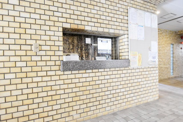 【受付】 | いづみハイツ本蓮沼 | 管理人さんが勤務する管理室です。マンションに出入りする人たちを見守り、注意を払ってくれています。～即日のご見学可能～　お問合せはお気軽にどうぞ。