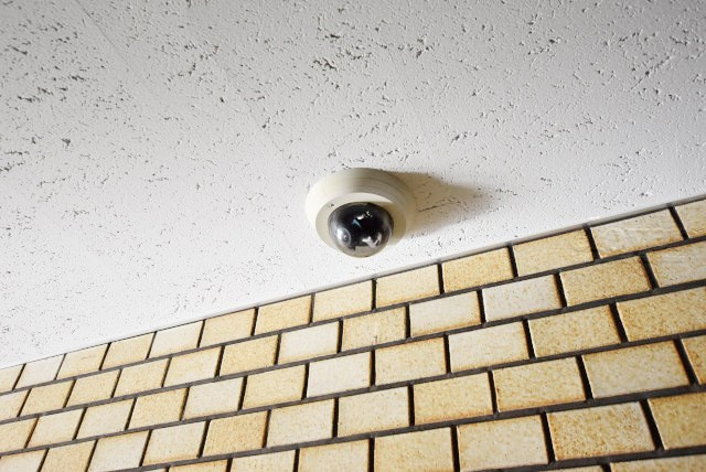 【防犯設備】 | いづみハイツ本蓮沼 | 建物や敷地の隅々に目を光らせる防犯カメラが設置されています。現地を見学される際には、カメラの存在やその台数にも意識を払ってみてください。～即日のご見学可能～　お問合せはお気軽にどうぞ。