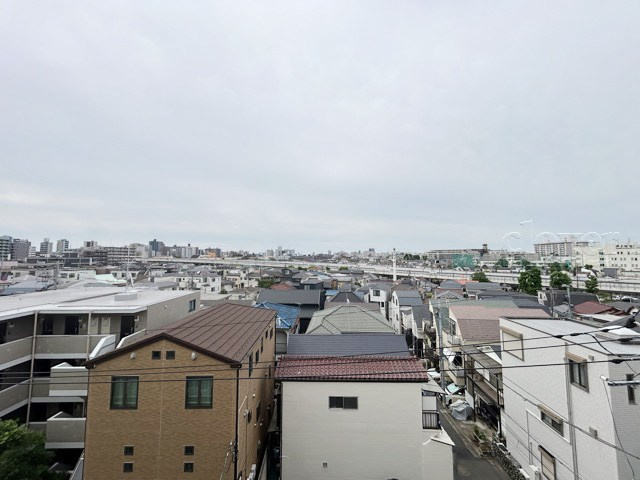【展望】 | いづみハイツ本蓮沼 | 眼前に広がる空の雄大さと、このお部屋の自慢の一つである「眺望」をご覧ください。毎日、この景色を独り占めできる新生活に夢が広がります。～即日のご見学可能～　お問合せはお気軽にどうぞ。