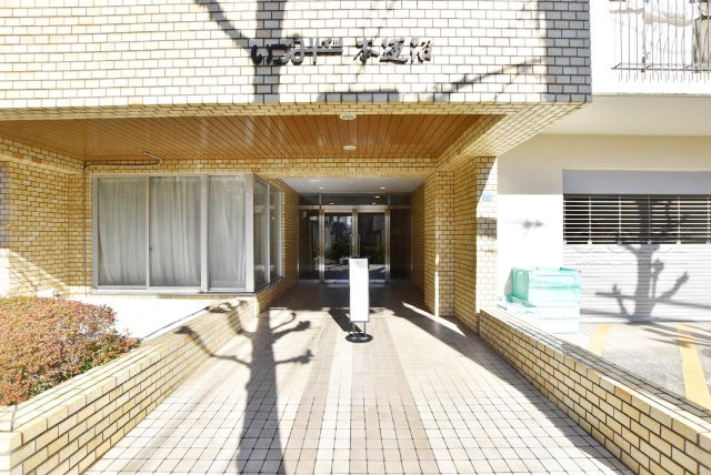 【エントランス】 | いづみハイツ本蓮沼 | お客様を、そして住人を出迎えてくれるマンションのエントランス。ゴミが落ちていないことからも、管理状態の良さや住民の節度の高さが見て取れます。～即日のご見学可能～　お問合せはお気軽にどうぞ。