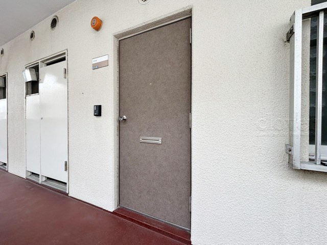 【その他共用部分】 | いづみハイツ本蓮沼 | 皆様をお迎えする、お部屋の玄関ドア。開けやすさや開放角度、ドアノブの操作しやすさや鍵の形状などを、現地で一度ご確認ください。～即日のご見学可能～　お問合せはお気軽にどうぞ。