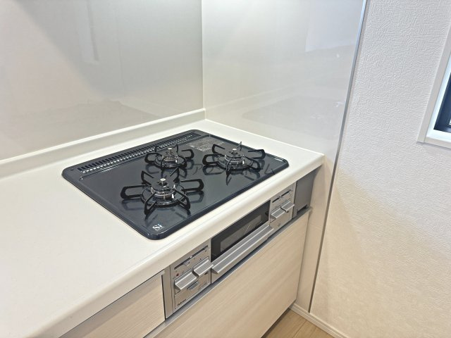 清瀬市下宿1丁目・全9棟　新築一戸建　9号棟のキッチン|3口コンロ