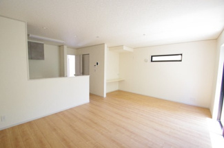 【居間・リビング】 | 【仲介手数料無料！！】町田市鶴川4丁目　築後未入居戸建て（全3棟）3号棟　4390万円 | LDK17.1帖