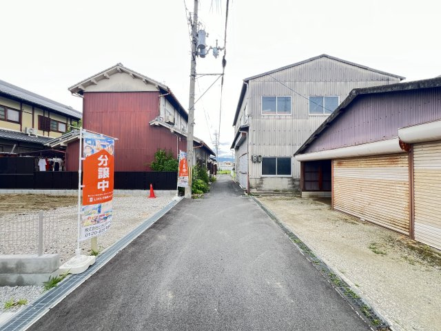 田原本町小室２期の前面道路含む現地写真