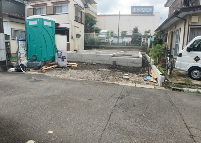 【前面道路含む現地写真】 | 道幅が広い場所は日当たりや風通が良好です。幅が広いのですれ違いも可能ですし大きな車でも駐車可能！一方で、大型車が通ることも多くなるため交通量の増加により騒音に繋がります。また土地の値段が高くなります。