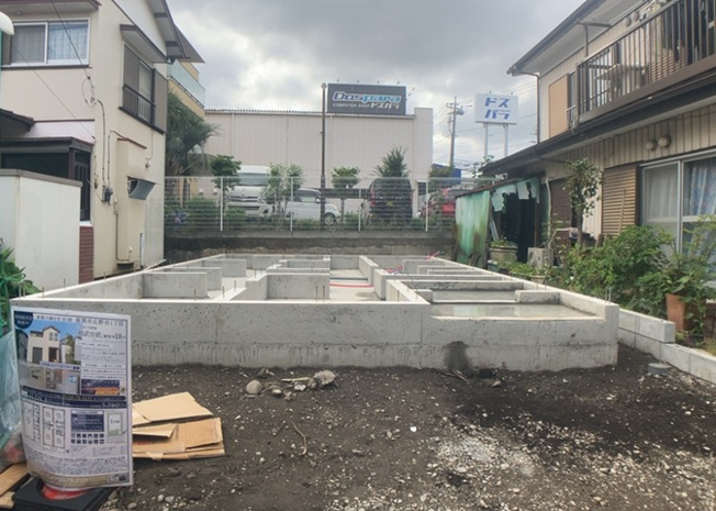 【外観】 | 現在は更地となっています。現地をご見学に行く際は、道路の幅や周辺の交通量、施設などをご確認頂くことをおすすめします！ある程度イメージをつけたいという場合は、同売主の施工事例や完成パースもお見せします。