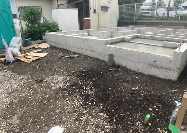 【庭】 | 庭のある家に住むことのメリットとして、子どもたちの遊び場を確保できること、ガーデニングや家庭菜園を楽しめること、明るさを確保できることがあります。また、配置を工夫することでプライバシーが確保できます。