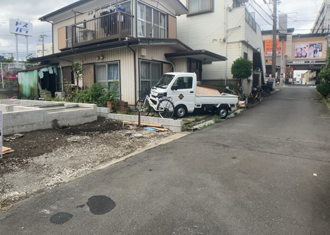 【前面道路含む現地写真】 | 住宅用の土地では前面道路に2m以上接していなければならないと法律で定められています。しかし、お持ちの車のサイズやライフスタイルなどにより、2mでは利便が悪い場合もございますので、事前に確認しましょう。