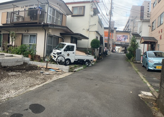 【前面道路含む現地写真】 | お持ちの車種によっては前面道路が広い方が便利でしょう。しかし、前面道路が広ければその分交通量が多くなるため、騒音などが気になる場合があります。実際に現地を見学し、周辺交通量や騒音などを確認しましょう！