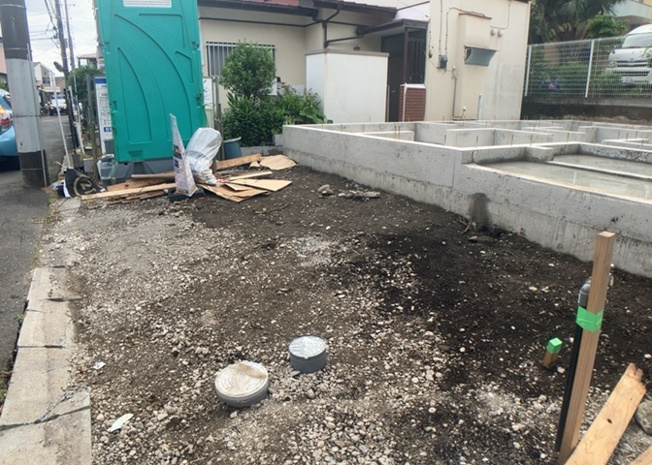【駐車場】 | 駐車場と明記されていても、最小スペースでつくられた駐車場だと大型車は駐車できなかったり、出入りしにくくなったりする可能性があります。お車のサイズと購入したい物件の駐車場のサイズを現地で確認しましょう。