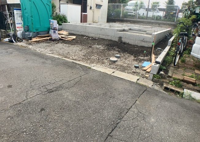 【庭】 | 庭があることでガーデニングや家庭菜園はもちろん、こどもの遊び場やペットを放して遊ぶことができます。また、家の周囲に余裕があるということです。隣地との間があれば、十分な日当たりと、風通しが確保できます。