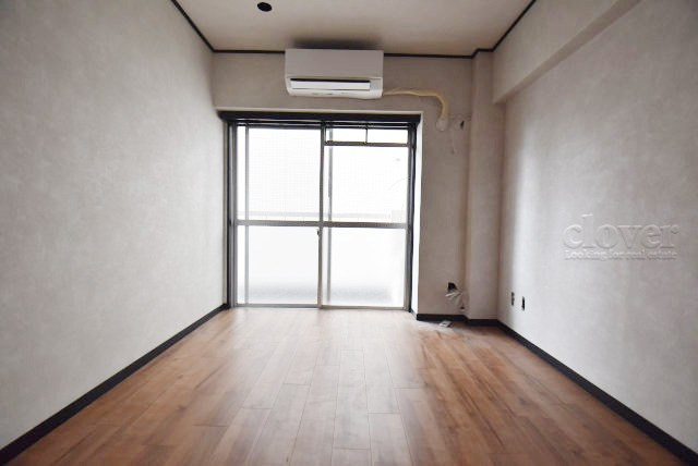 【子供部屋】 | 豊栄マンション | 洋室1　窓から明るい光が差し込む洋室。ベッドを置いて個人居室にする場合は、多くの時間を過ごすことになる空間です。使い勝手や落ち着きを想像してください。～即日のご見学可能～　お問合せはお気軽にどうぞ。