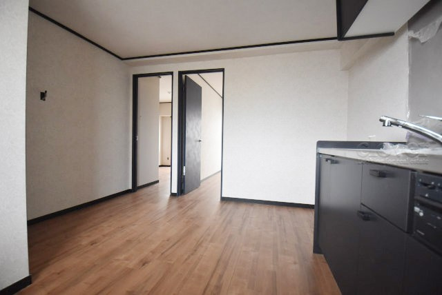 【居間・リビング】 | 豊栄マンション | 広くスペースをとってあるDK。この空間に、どのように家具を配置していくのかを考えるのが、住宅購入時のなによりの楽しみです。～即日のご見学可能～　お問合せはお気軽にどうぞ。
