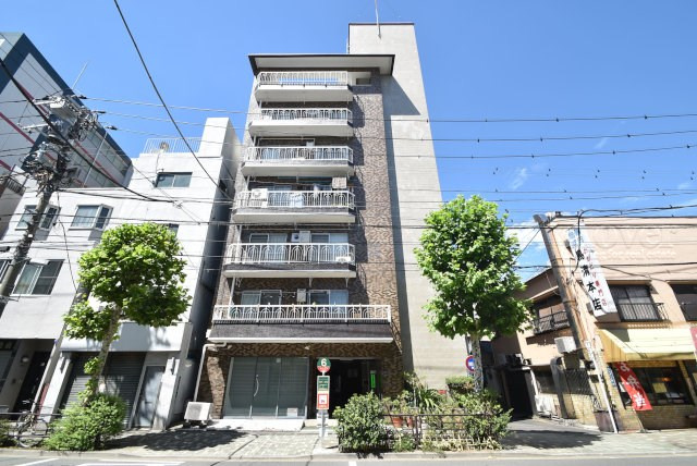 【外観】 | 豊栄マンション | 手入れの行き届いた外壁やエントランスなど、「見ればわかる」レベルで清潔感を保ったマンションです。築年数を感じさせない姿で皆様をお出迎えします。～即日のご見学可能～　お問合せはお気軽にどうぞ。