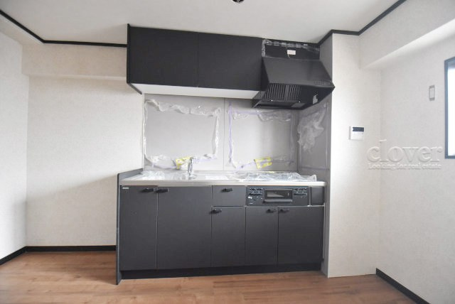 【キッチン】 | 豊栄マンション | システムキッチンの様子。収納力もしっかり確保されており、気分よく調理や洗い物に精を出せそうですね。～即日のご見学可能～　お問合せはお気軽にどうぞ。