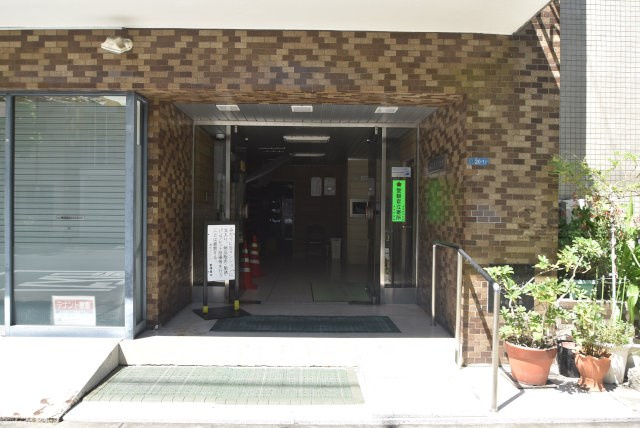 【エントランス】 | 豊栄マンション | マンションの正面エントランス。出入りする人間を癒してくれるマンション入り口であり、その建物の「顔」でもあります。～即日のご見学可能～　お問合せはお気軽にどうぞ。
