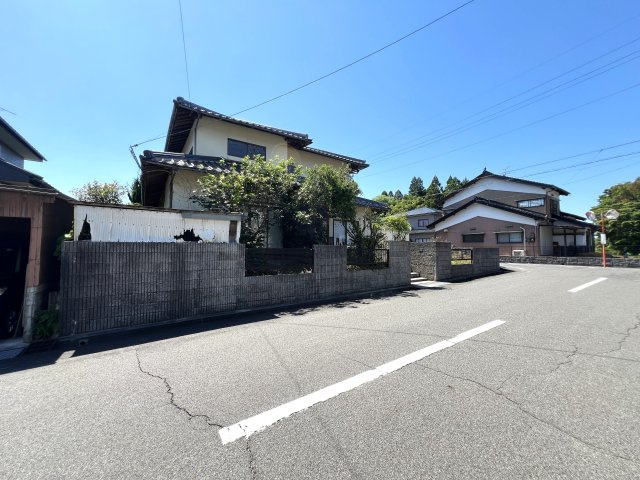 西伯郡南部町円山　中古住宅の前面道路含む現地写真|外観