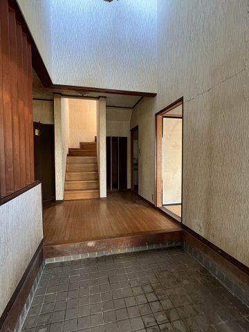 西伯郡南部町円山　中古住宅の玄関