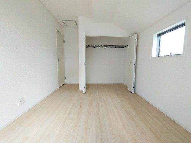 【寝室】 | 練馬区大泉学園町2丁目　新築一戸建住宅　全1棟　(保谷店) | 2階6.5帖/大きな窓から差し込む光がお部屋を明るく照らします。
