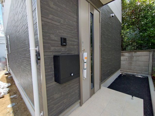 【設備】 | 練馬区大泉学園町2丁目　新築一戸建住宅　全1棟　(保谷店) | 防犯カメラ付・人感センサー付玄関灯・TVモニター付きインターホン設置済み。