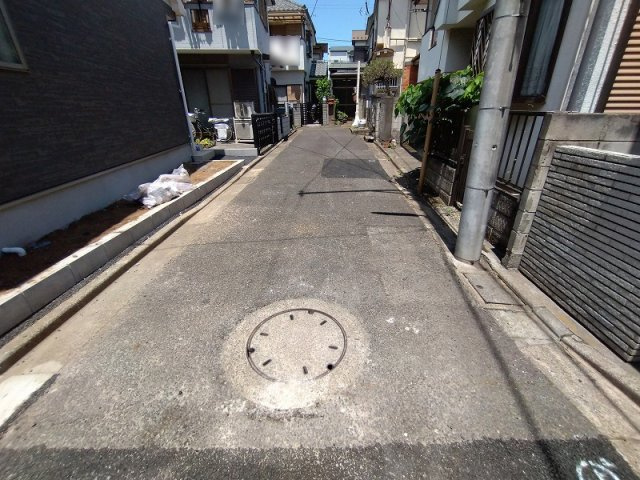 【前面道路含む現地写真】 | 練馬区大泉学園町2丁目　新築一戸建住宅　全1棟　(保谷店) | 物件より徒歩6分にスーパーとコンビニがありお買い物もラクラク。