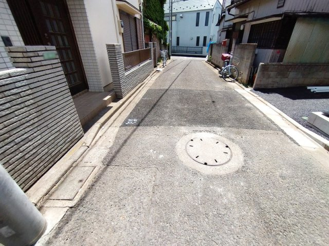 【前面道路含む現地写真】 | 練馬区大泉学園町2丁目　新築一戸建住宅　全1棟　(保谷店) | 緑豊かな「学園原っぱ公園」まで徒歩2分。気分転換のお散歩にも便利。