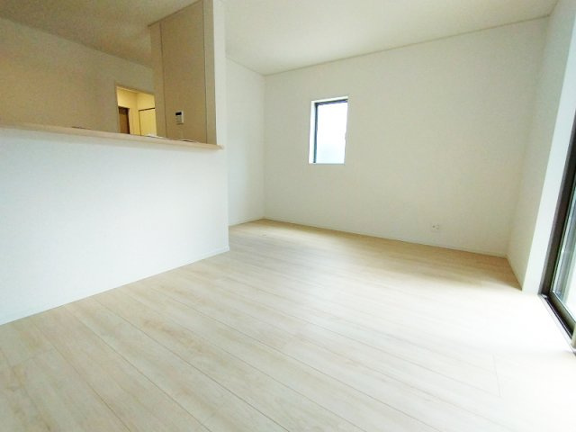 【居間・リビング】 | 練馬区大泉学園町2丁目　新築一戸建住宅　全1棟　(保谷店) | 暮らしの中心となるリビングは、ご家族で心地良く過ごせる空間に。