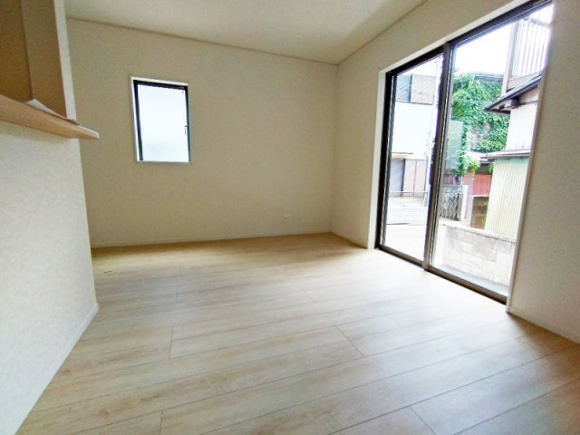 【居間・リビング】 | 練馬区大泉学園町2丁目　新築一戸建住宅　全1棟　(保谷店) | 落ち着いた色味のクロスとフローリングでほっと一息つける空間。