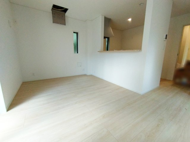【居間・リビング】 | 練馬区大泉学園町2丁目　新築一戸建住宅　全1棟　(保谷店) | 生活感を隠しつつ日常使いの物をすぐ近くに置いておけるリビング収納付き。