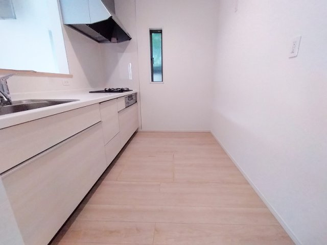 【キッチン】 | 練馬区大泉学園町2丁目　新築一戸建住宅　全1棟　(保谷店) | 足元にはストック置き場にも便利な床下収納付き。
