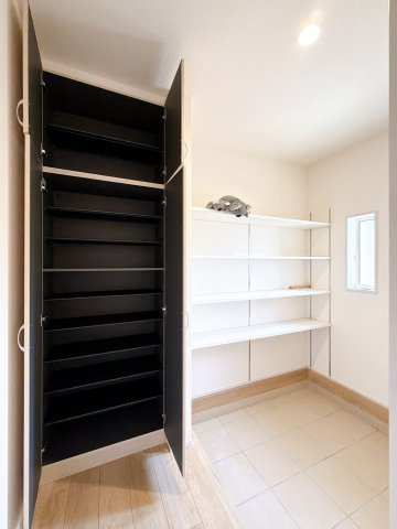 【収納】 | 高崎市南新波町　新築住宅 | シューズインクローゼットは可動棚付き！
アウトドア用品やベビーカーなど大きなものも収納可能です。