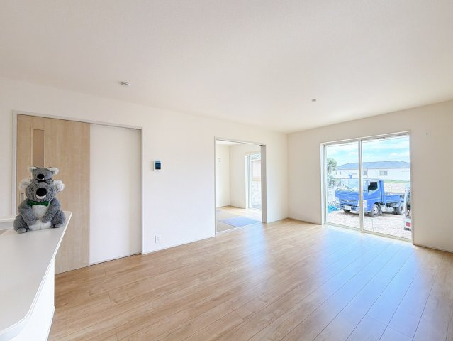 【居間・リビング】 | 高崎市南新波町　新築住宅 | ≪LDK≫
リビング・ダイニングは白を基調としたシンプルな空間。
雑貨やこだわりの家具など、レイアウトも自由に楽しめます！