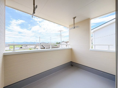 【バルコニー】 | 高崎市南新波町　新築住宅 | 雨の日も安心インナーバルコニー。
お洗濯物を気にせずお出かけできます。