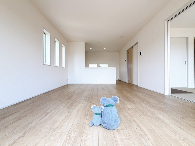 【居間・リビング】 | 高崎市南新波町　新築住宅 | 家族が自然と集まるリビング・ダイニング明るい光が差し込み、笑顔があふれる心地よい空間です。ゆったりとした広さで、くつろぎの時間をお過ごしいただけます。