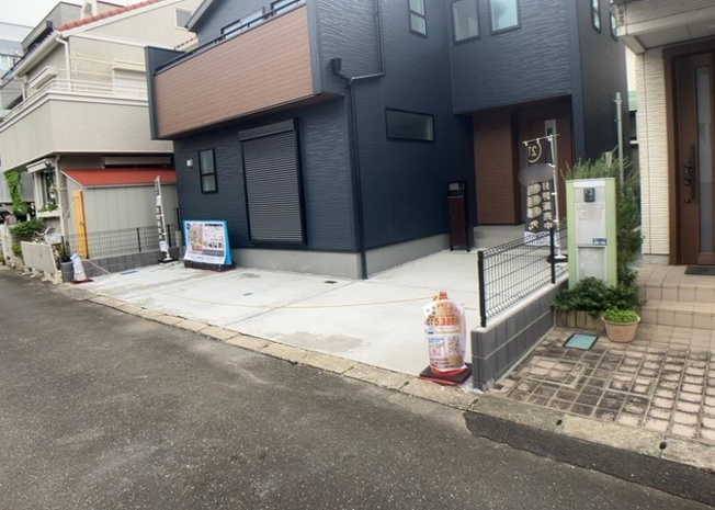 【前面道路含む現地写真】 | 住宅用の土地では前面道路に2m以上接していなければならないと法律で定められています。しかし、お持ちの車のサイズやライフスタイルなどにより、2mでは利便が悪い場合もございますので、事前に確認しましょう。