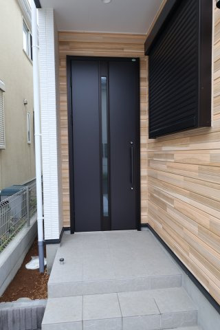 《仲介手数料無料》越谷市千間台東２丁目481-10新築一戸建てKEIAI GRACEの玄関