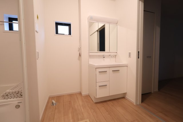 《仲介手数料無料》越谷市千間台東２丁目481-10新築一戸建てKEIAI GRACEのランドリースペース