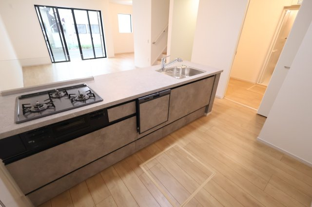 《仲介手数料無料》越谷市千間台東２丁目481-10新築一戸建てKEIAI GRACEのキッチン
