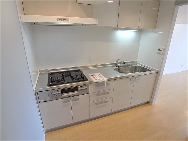 東山ハイツのキッチン|システムキッチン。3口ガスコンログリル付き