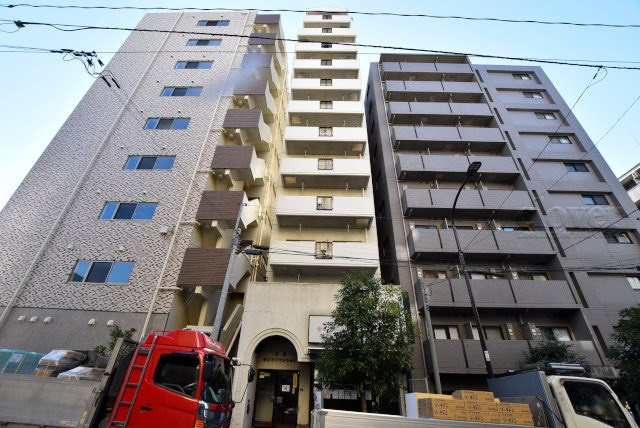 【外観】 | 巣鴨第2SYマンション | 青空によく映える建物です。手入れの行き届いた外壁やマンション正面エントランスなど、綺麗な姿をぜひ一度、現地にてご覧ください。～即日のご見学可能～　お問合せはお気軽にどうぞ。