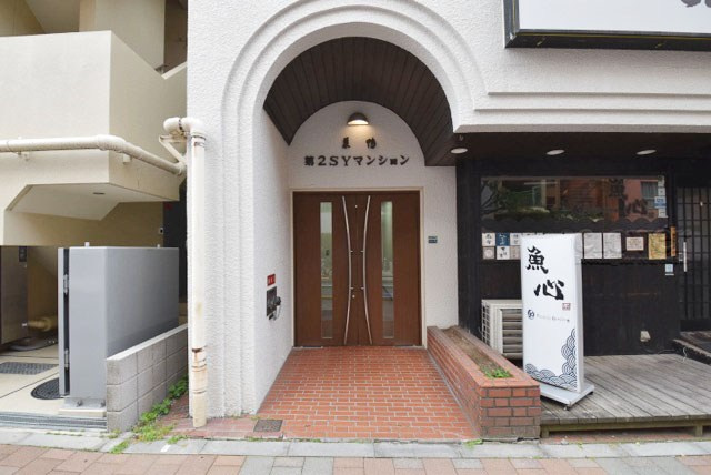 【エントランス】 | 巣鴨第2SYマンション | お客様を、そして住人を出迎えてくれるマンションのエントランス。ゴミが落ちていないことからも、管理状態の良さや住民の節度の高さが見て取れます。～即日のご見学可能～　お問合せはお気軽にどうぞ。