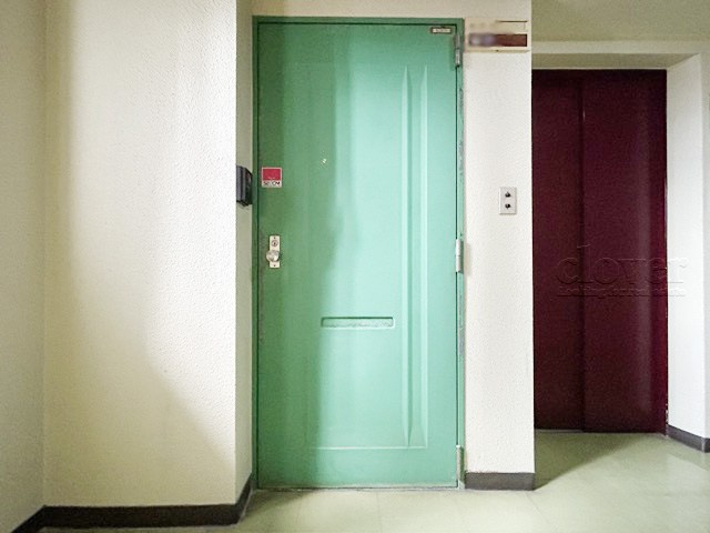 【その他共用部分】 | 巣鴨第2SYマンション | 皆様をお迎えする、お部屋の玄関ドア。開けやすさや開放角度、ドアノブの操作しやすさや鍵の形状などを、現地で一度ご確認ください。～即日のご見学可能～　お問合せはお気軽にどうぞ。
