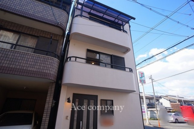 【外観】 | 東大阪市森河内西2丁目 | 玄関は大きく開ける親子扉、特殊塗装済み♪ポスト新調☆コンビニ前♪3沿線利用可能です♪