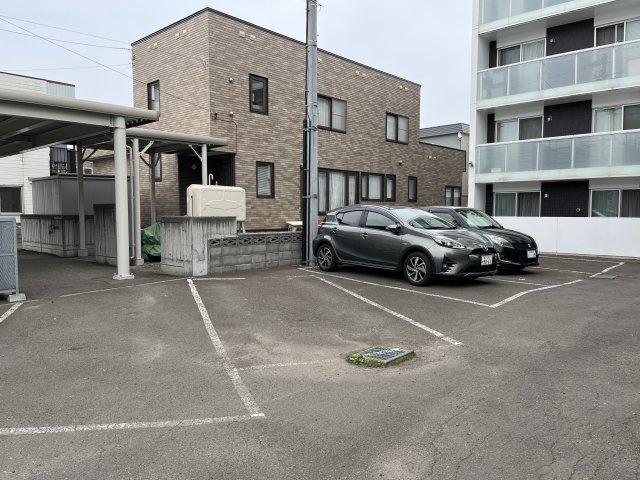 札幌市豊平区月寒東五条５丁目の賃貸マンションの駐車場