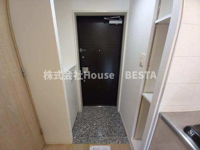 レジュールアッシュ神戸元町の玄関