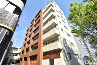 【外観】 | 手入れの行き届いた外壁やエントランスなど、「見ればわかる」レベルで清潔感を保ったマンションです。築年数を感じさせない姿で皆様をお出迎えします。～即日のご見学可能～　お問合せはお気軽にどうぞ。
