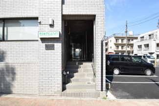 【エントランス】 | お客様を、そして住人を出迎えてくれるマンションのエントランス。ゴミが落ちていないことからも、管理状態の良さや住民の節度の高さが見て取れます。～即日のご見学可能～　お問合せはお気軽にどうぞ。
