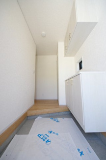 【玄関】 | 【仲介手数料無料！！】町田市鶴川4丁目　築後未入居戸建て（全3棟）2号棟　4390万円