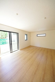 【居間・リビング】 | 【仲介手数料無料！！】町田市鶴川4丁目　築後未入居戸建て（全3棟）2号棟　4390万円