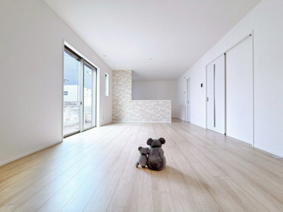 【居間・リビング】 | 前橋市朝日が丘町　新築住宅 | 窓から差し込む陽光がリビングでくつろぐ家族を暖かく包み込みます。光溢れる空間で子育てする喜び。生活の中心となるLDKで贅沢な時間を家族とお過ごしください。